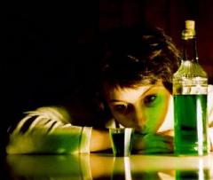 ...симптомы абсентизма кажутся схожими с алкоголизмом. Галлюцинации, беcсонница, тремор...