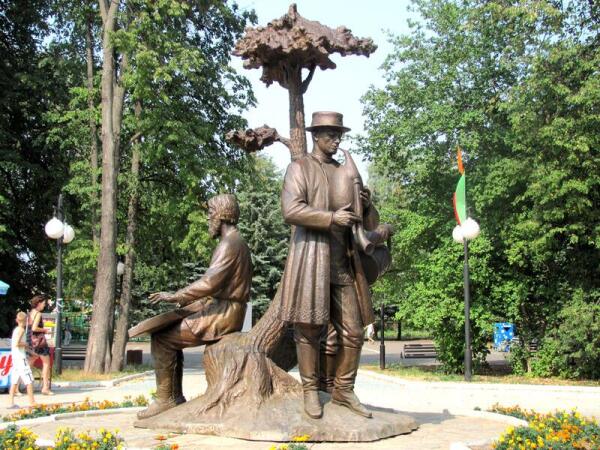 Марийские волынщик, гусляр и барабанщик украшают одну из площадей Йошкар-Олы