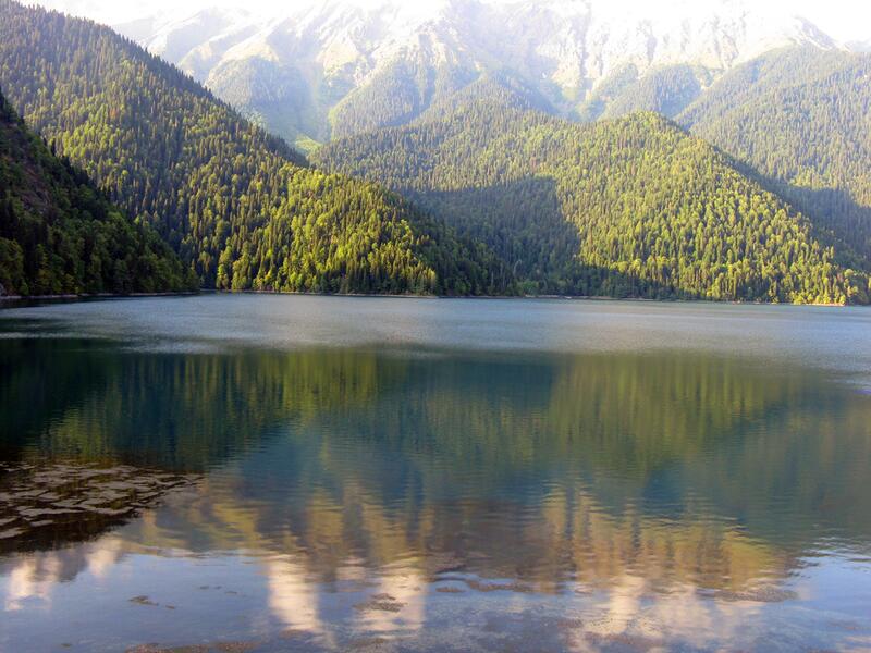 Времена года абхазия. Озеро Рица. Озеро Рица Абхазия летом. Золотое Руно Абхазия. Сухумский Ботанический сад озеро Рица.
