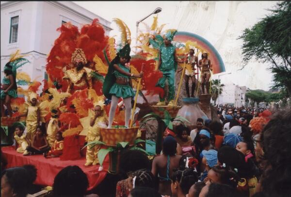 Карнавал в Минделу-главное шествие