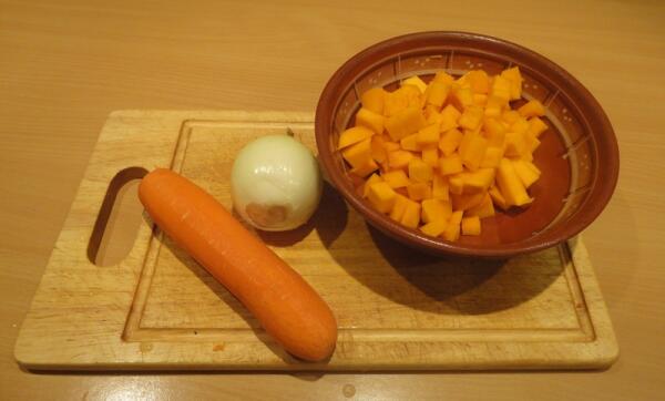 Очищаю морковь, луковицу. Срезаю с тыквы кожуру