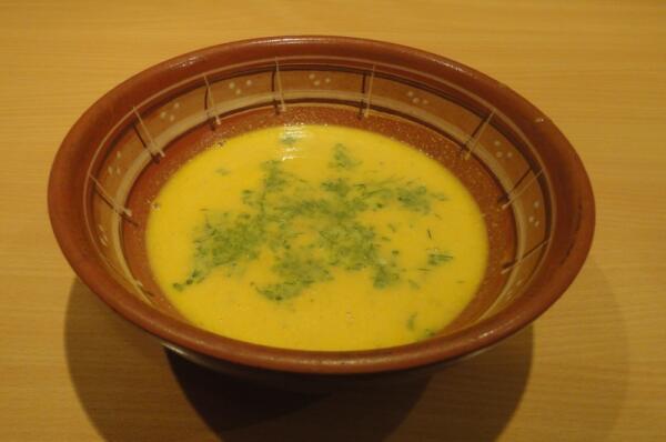 Зелень приятно разбавит оранжевой монохром тыквенного супа