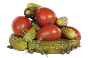 Что можно приготовить с солеными огурцами и помидорами?