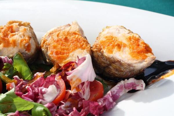 Вкусный и праздничный салат с красной рыбой