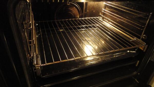 Металлические решетки. Такие же, как и в городских электрических или газовых духовках