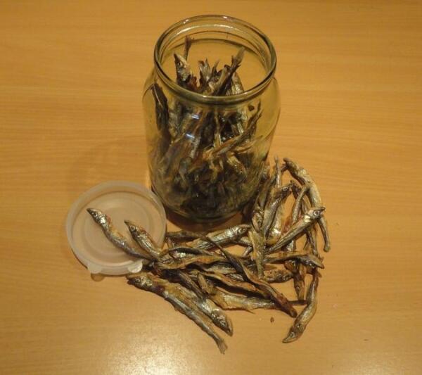 Хранят сушеную корюшку в стеклянных банках, плотно закрытых крышками