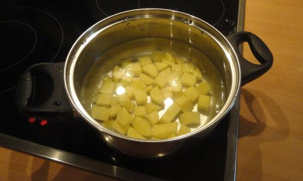 Чистим картошку, режем её кубиками, закладываем в кастрюлю