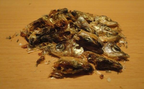 У корюшки предварительно отрываем головы