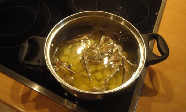 Засыпаем в кастрюлю полтора – два десятка сушеных рыбок