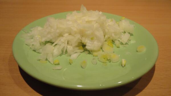 Пока суп варится, чистим и шинкуем одну среднюю головку репчатого лука