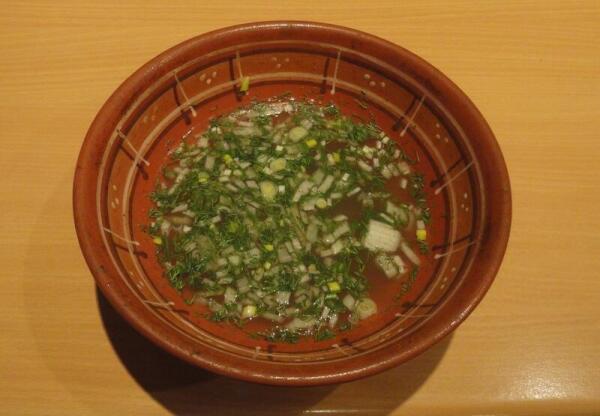 Суповую жидкость разливаем по глубоким мискам  