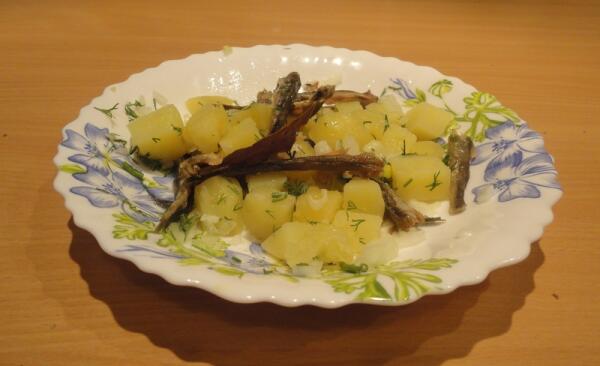 К отварной картошке с корюшкой - пару ложек растительного масла, лук и зелень, чуток присолили...