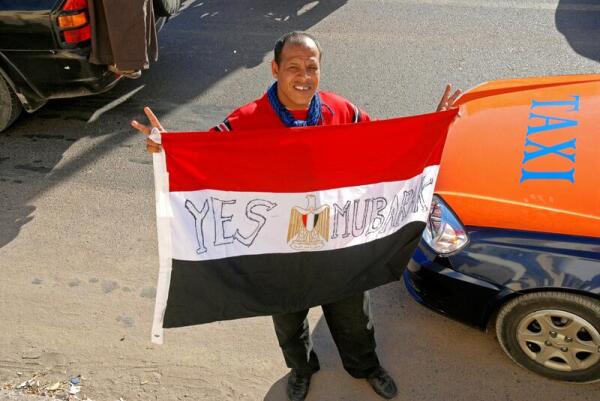 2.02.2011 на улицы вышли с протестами сторонники Мубарака, но 11-го народные волнения завершились его отставкой