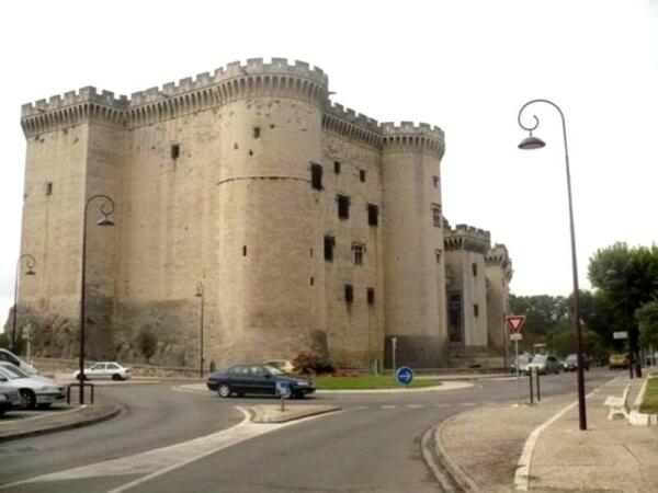 Крепость в городе Тараскон