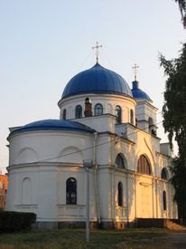 Купол церкви по форме напоминает шлем древнерусского витязя. На переднем плане - алтарная апсида