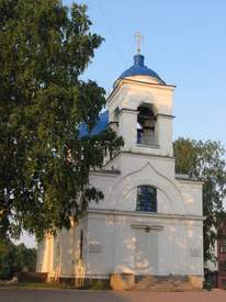 Западный фасад церкви. Углубленная арка над главным входом