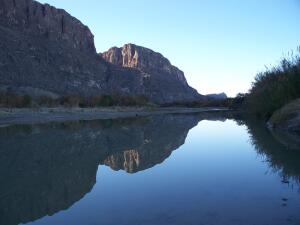 Насколько близко можно подойти к границе в Америке и в России?