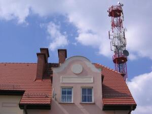 Станция сотовой связи на крыше - зло или благо?