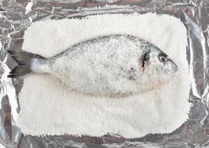 Как запечь в духовке рыбу на соли?
