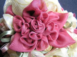 Как изготовить цветы из ткани?