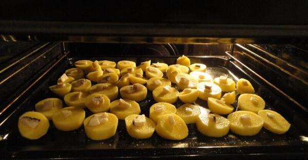 Лучший гарнир к фаршированной щуке - румяные кружочки запеченного в духовке картофеля