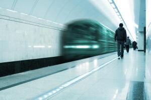 Что делать, если ты упал на рельсы в метро?