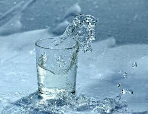 Как смыть лишние килограммы стаканом воды?