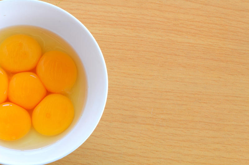 Яйцами можно отравиться. Яйцо плюсы и минусы. Фото меланжа яичного в ведрах.