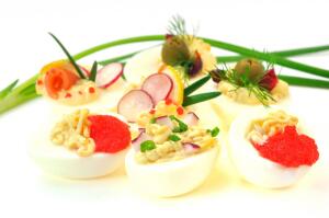 Фаршированные яйца: как разнообразить начинку?
