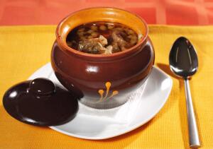 Какое блюдо согреет холодными вечерами? Горячие горшочки!