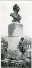 Открытка «Г.Д.Гликман (р.1913 г.) Памятник М.В.Ломоносову в г. Ломоносов Ленинградской обл. 1955г.»