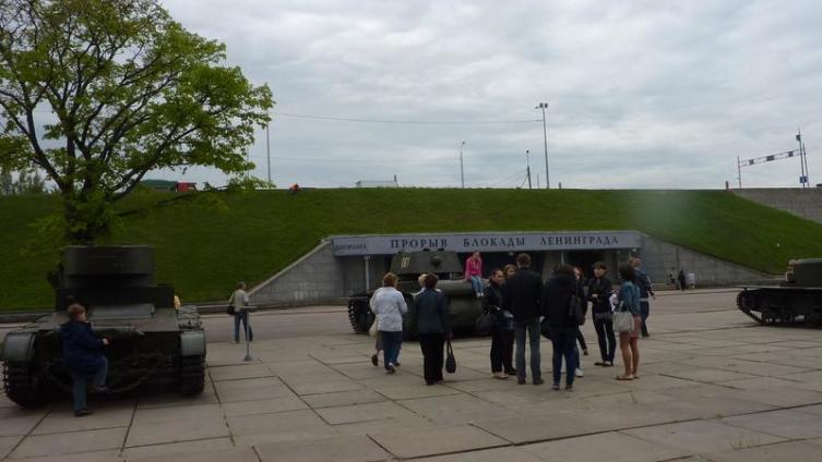 Диорама &laquo;Прорыв блокады Ленинграда&raquo; в пандусе Новоладожского моста