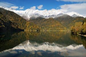 Самое известное озеро Абхазии? Конечно же Рица!