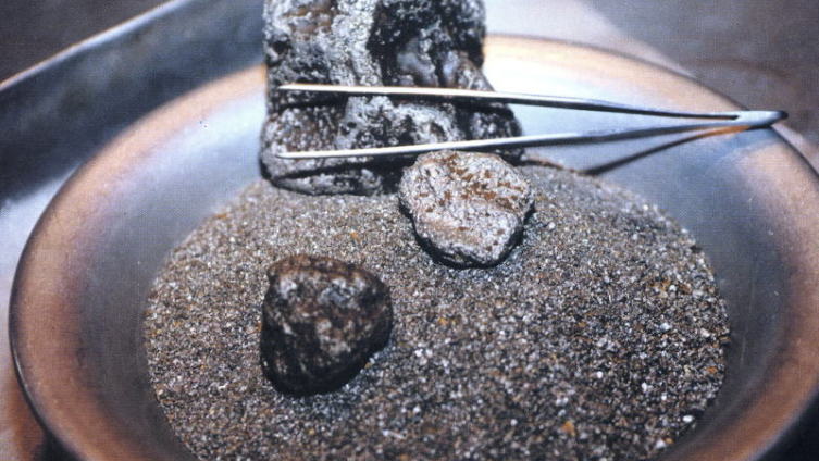 Платиновый песок и самородки в сростках с хромитом
