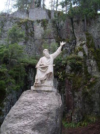 Скульптура Вяйнемёйнена (первый в мире памятник литературному герою, эпос Калевала)