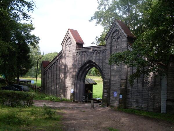 Готические ворота на въезде в парк Монрепо