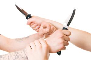 Почему мы не учимся «защищаться от ножа»?