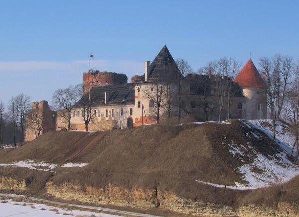 В 1438 г. на высоком берегу, в месте слияния рек Мемеле и Мусы, началось строительство Бауского замка