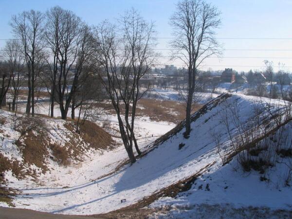Остатки сухого рва, когда-то защищавшего основной вход в замок с его восточной стороны