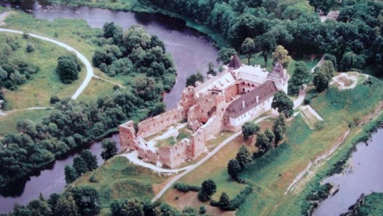 В 1451 году на косе в месте слияния рек Мемеле и Мусы встал Бауский замок