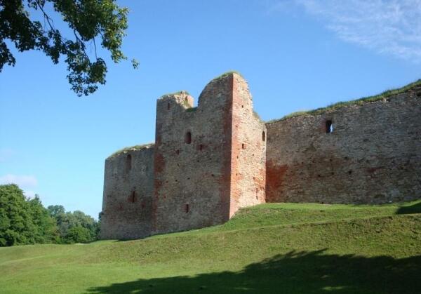 Южная крепостная стена с квадратной башней в центре её прясла
