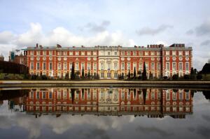 Чем известен дворец Хемптон Корт?