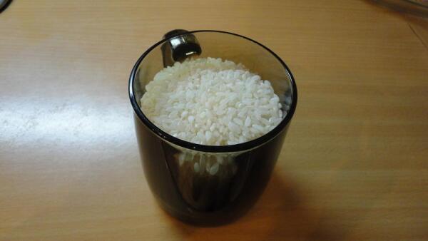 В кружку (250 мл) входит 230 грамм риса. 3/5 кружки - это примерно 140 грамм риса