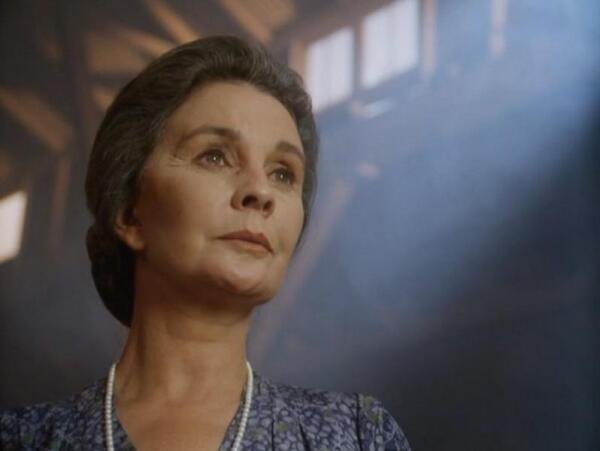 Джин Симмонс в роли Фионы Клири