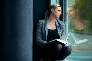 Умные против красивых: красивые начинают и выигрывают?