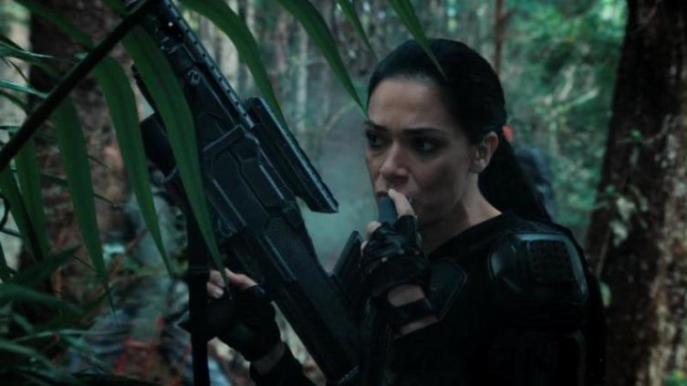 Земля еще зеленая  и цветет буйными красками