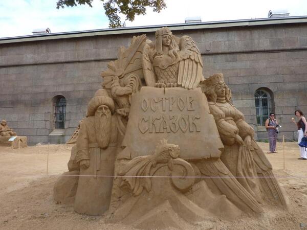 Скульптура с темой фестиваля&nbsp;&mdash; &laquo;Остров сказок&raquo;