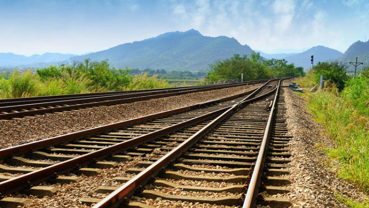 Была ли железная дорога с деревянными рельсами?