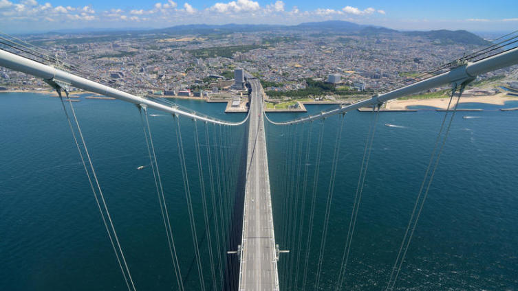 Японский город Кобе, расширившийся за счет искусственных островов