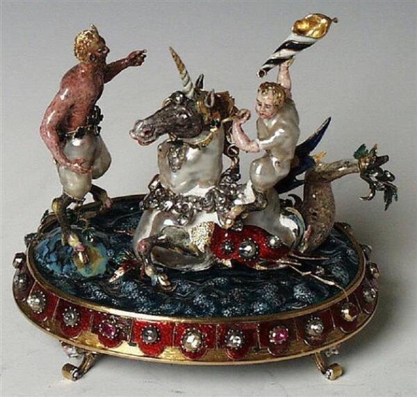 Пудреница (?) «Два сатира на морском единороге» . Жемчуг, золото, серебро, позолота, эмаль, бриллианты, рубины, стекло, 9.7х10.0х7.9 см, Grünes Gewölbe